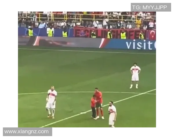 欧冠赛场惊现奇葩事件球迷冲入场内夺走C罗球衣引发热议 欧冠赛场惊现奇葩事件球迷冲入场内夺走C罗球衣引发热议